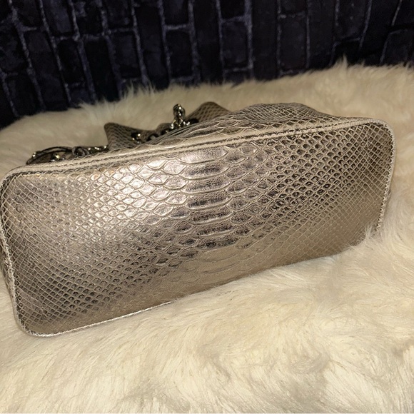 Michael Kors FRANKIE Embossed
Leather Glossy Silver Metallic Python
Bucket Bag - Picture 16 of 16